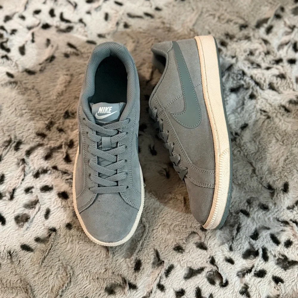 Nike Women’s Court Royale Suede Shoes - Picture 4 of 11